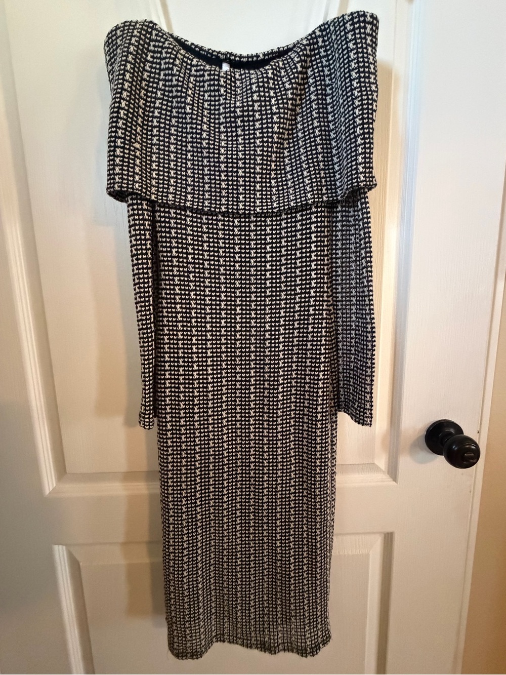 Off-Shoulder Black and White Knit Dress. (No tags~ fits XS/S